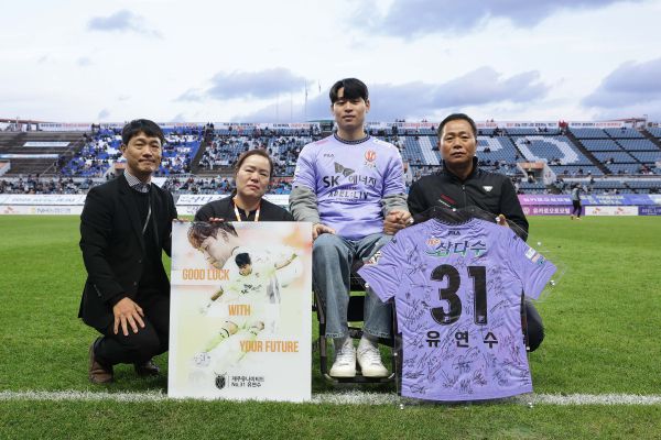 유연수(오른쪽 두번째) 선수가 지난달 11일 은퇴식을 마친 뒤 가족·김현희 제주 유나이티드 단장과 함께 사진을 찍고 있다. 한국프로축구연맹 제공