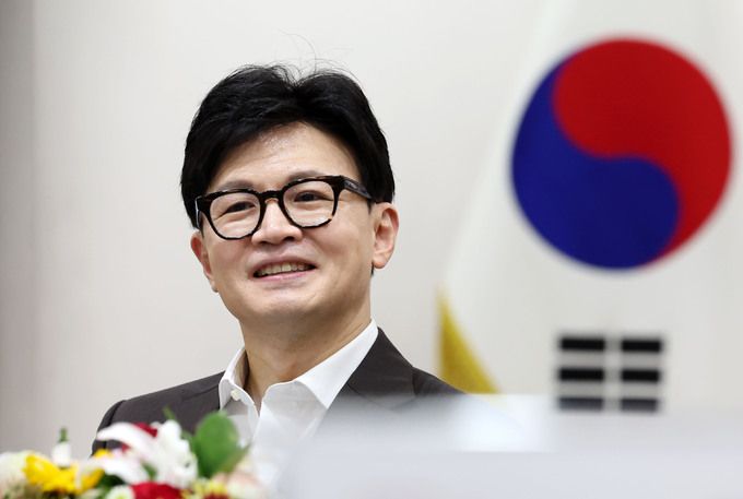 한동훈 법무부 장관이 13일 경기도 성남시청에서 열린 수용자 의료처우 개선 및 공공보건의료서비스 확대를 위한 법무부-성남시 업무협약식에서 신상진 성남시장의 인사말을 경청하고 있다. 뉴시스