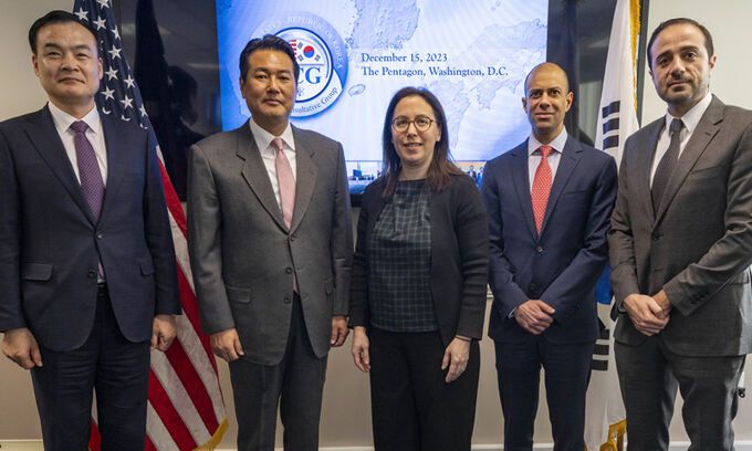 김태효 국가안보실 1차장(왼쪽 두번째)이 지난 15일(현지시간) 미국 워싱턴DC 인근 국방부 청사에서 열린 한미 핵협의그룹(NCG) 2차 회의에서 참석자들과 기념촬영을 하고 있다. 대통령실 제공