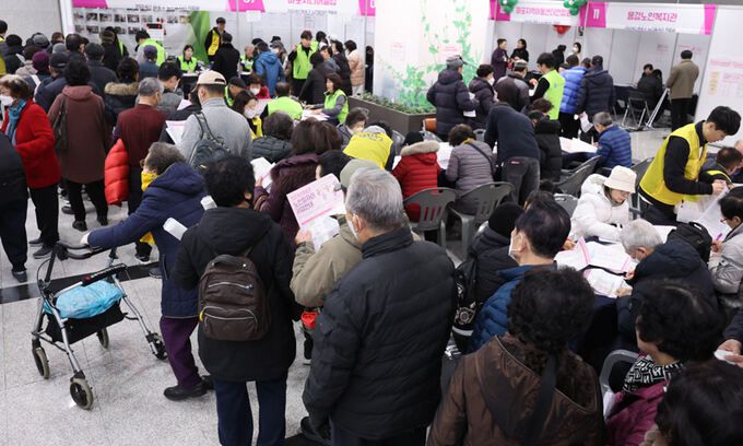 북적이는 노인 일자리 박람회. 연합뉴스