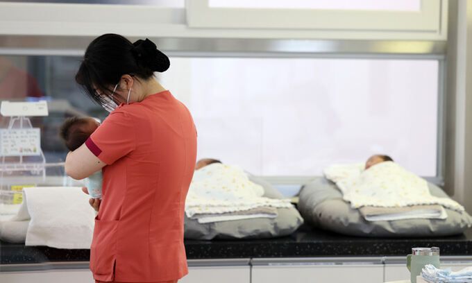 한 공공산후조리원에서 직원들이 신생아를 돌보고 있다. 연합뉴스