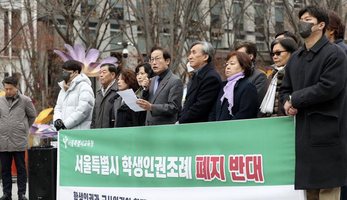 조희연 서울시교육감이 13일 서울 종로구 광화문광장에서 열린 학생인권조례 폐지 반대 긴급 기자회견에서 호소문을 낭독하고 있다. 뉴시스