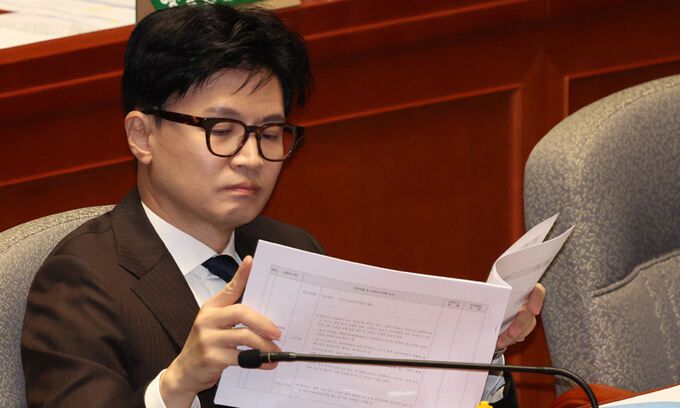 한동훈 법무부 장관이 서울 여의도 국회에서 자료를 살펴보고 있다. 뉴시스