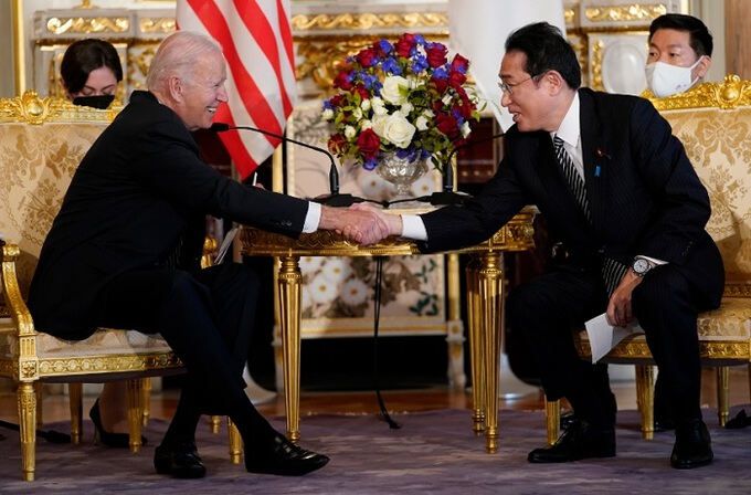 2022년 5월 일본 도쿄를 방문한 조 바이든 미국 대통령(왼쪽)이 기시다 후미오 일본 총리와 정상회담을 하기 전 악수를 나누고 있다. AP연합뉴스