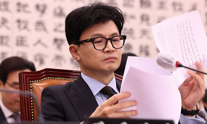 한동훈 전 법무부 장관이 지난 19일 서울 여의도 국회에서 열린 법제사법위원회 전체회의에 출석해 자료를 살펴보고 있다. 뉴시스