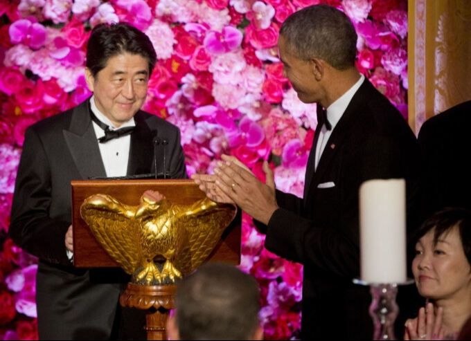 2015년 4월 미국을 국빈 방문한 아베 신조 당시 일본 총리(왼쪽)가 백악관에서 열린 국빈 만찬에 참석한 모습. 만찬사를 하기 위해 연단에 선 아베 총리를 향해 버락 오바마 당시 미국 대통령이 박수를 보내고 있다. AP연합뉴스