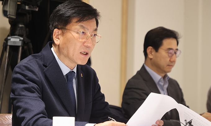 대한의사협회 협상단장을 맡고 있는 양동호 광주시의사회 대의원회 의장이 27일 서울 중구 콘퍼런스 하우스 달개비에서 열린 제23차 의료현안협의체 회의에서 발언하고 있다. 연합뉴스