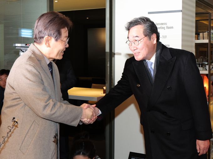 이재명(왼쪽) 더불어민주당 대표와 이낙연 전 국무총리가 30일 서울 종로구의 한 음식점에서 회동을 마치고 악수를 하고 있다.   뉴시스