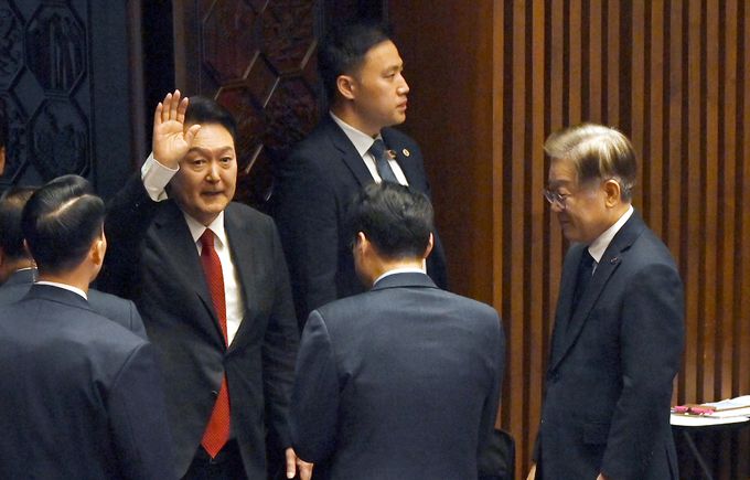 윤석열 대통령이 2023년 10월 31일 서울 여의도 국회 본회의장에서 2024년도 예산안 및 기금운용계획안에 대한 시정연설을 마치고 인사하고 있다. 오른쪽은 이재명 더불어민주당 대표. 뉴시스