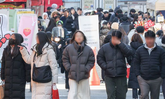 대전 중구 으능정이 문화의 거리를 시민들이 거닐고 있다. 대전 시민들은 대체로 아직은 다가오는 총선 때 어디에 투표할지 정하지 않은 모습이었다. 대전=최상수 기자