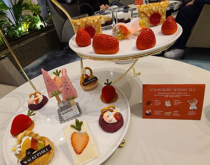 그랜드워커힐 서울 더파빌리온에서 2인 기준 10만5000원에 판매 중인 딸기 디저트 세트.