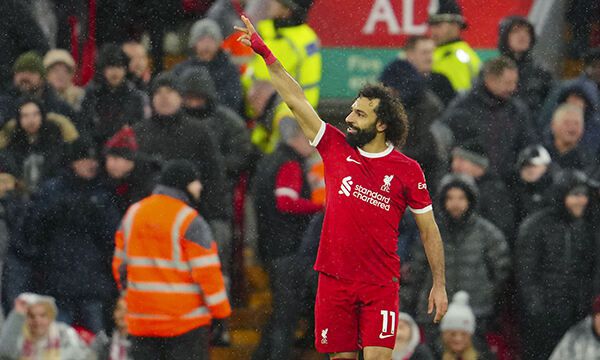 리버풀의 무함마드 살라흐가 1일(현지시각) 영국 리버풀의 안필드 경기장에서 열린 2023-24 프리미어리그(EPL) 20라운드 뉴캐슬과의 경기 후반 4분 선제골을 넣은 후 기뻐하고 있다. 리버풀=AP뉴시스