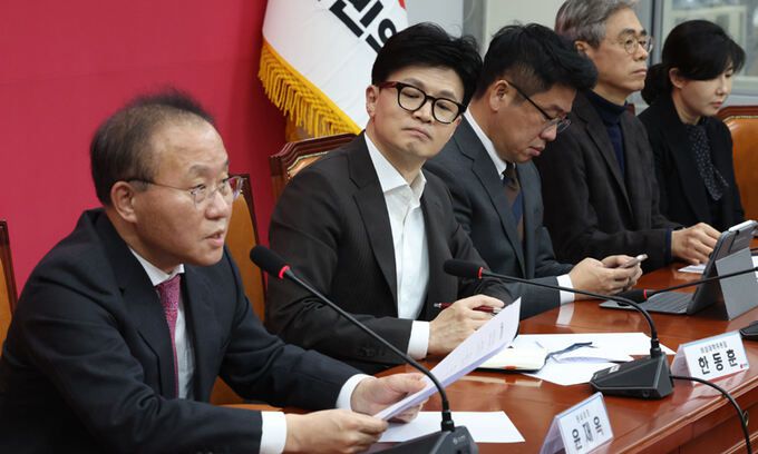 한동훈 국민의힘 비상대책위원장이 3일 서울 여의도 국회에서 열린 비상대책위원회의에서 윤재옥 원내대표의 발언을 듣고 있다. 뉴스1