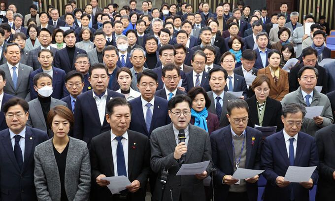홍익표 더불어민주당 원내대표가 3일 오전 서울 여의도 국회에서 비상의원총회를 마치고 '이재명 대표 피습 사건'에 대한 입장문을 발표하고 있다. 뉴스1