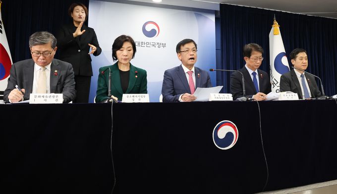 최상목 부총리 겸 기획재정부 장관이 4일 서울 종로구 정부서울청사에서 2024년 상반기 경제정책방향 합동 브리핑을 하고 있다. 사진 왼쪽부터 전병극 문화체육관광부 제1차관, 오영주 중소벤처기업부 장관, 최 부총리, 박상우 국토교통부 장관, 김주현 금융위원장. 뉴스1