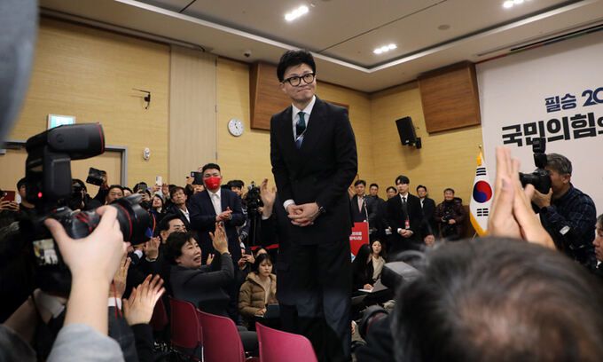 한동훈 국민의힘 비상대책위원장이 4일 광주 서구 김대중컨벤션센터에서 열린 2024 국민의힘 광주 신년인사회에 참석해 지지자들에게 인사하고 있다. 뉴스1