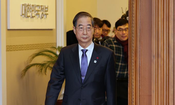 한덕수 국무총리가 5일 서울 종로구 정부서울청사에서 열린 '김건희 특검법'과 '대장동 50억 클럽 특검법' 등 이른바 쌍특검 법안의 재의요구권(거부권)을 심의하는 임시 국무회의에 참석하고 있다. 뉴시스