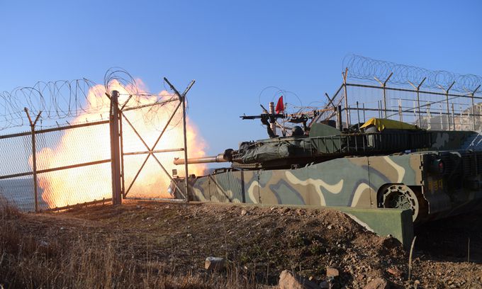 북한이 서해 북방한계선(NLL) 인근 해안포 사격을 실시한 지난 5일 백령도에서 우리 군이 해상사격 훈련을 하고 있다. 국방부 제공