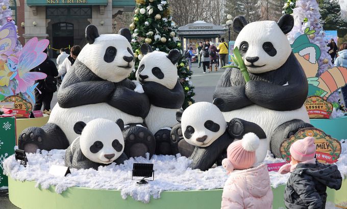 에버랜드에 러바오, 아이바오, 푸바오 그리고 얼마 전 태어난 쌍둥이 루이바오, 후이바오까지 있는 조형물이 설치돼 관람객들의 눈길을 끌고 있다.