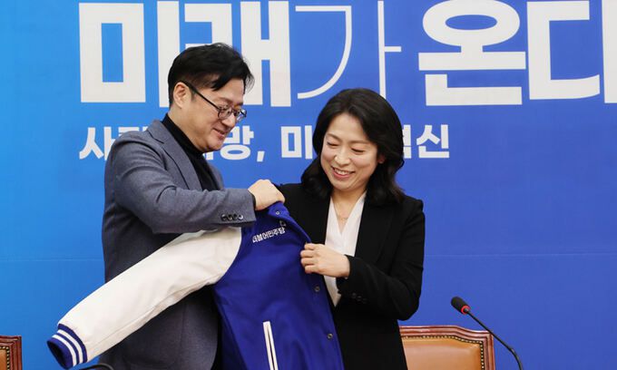 더불어민주당 홍익표 원내대표도 이날 여의도 국회에서 열린 황정아 한국천문연구원 책임연구원 영입식에 참석해 황 연구원에게 파란색 당 점퍼를 입혀주고 있다. 이제원 선임기자