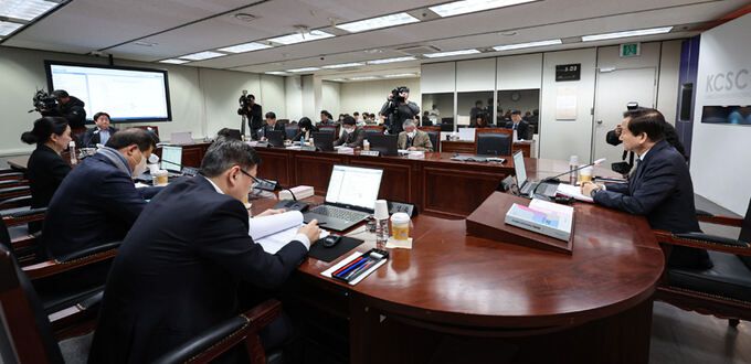 지난 8일 류희림 방송통신심의위원회 위원장이 서울 양천구 방심위 회의실에서 열린 제2024년 제1차 방송통신심의위원회 정기회의에서 회의를 주재하고 있다. 뉴스1