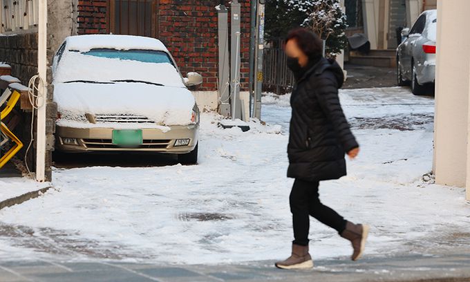 10일 서울 종로구의 한 골목길에 눈이 쌓여 있다. 연합뉴스