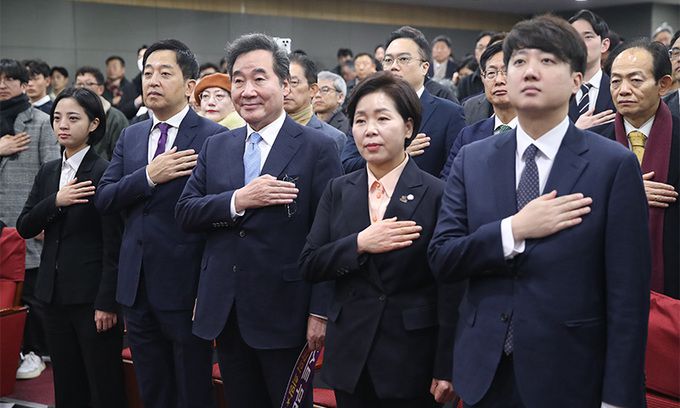 지난 9일 서울 여의도 국회 의원회관에서 열린 양향자 한국의희망 대표 출판기념회에서 참석자들이 국민의례를 하고 있다. 왼쪽부터 류호정 정의당 의원, 금태섭 새로운선택 공동대표, 이낙연 전 더불어민주당 대표, 양향자 한국의희망 대표, 이준석 개혁신당(가칭) 정강정책위원장. 뉴스1