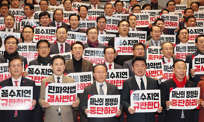 與 ‘野 단독 처리’ 규탄 국민의힘 윤재옥 원내대표(앞줄 가운데)와 의원들이 9일 국회에서 열린 본회의에서 이태원참사 특별법이 상정되자 본회의장을 나와 재난의 정쟁화 중단을 요구하는 피케팅을 하고 있다. 연합뉴스