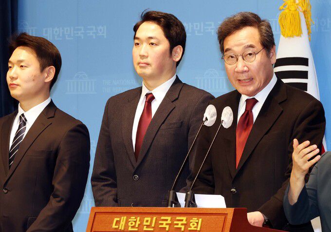 탈당 회견하는 이낙연 더불어민주당 소속이던 이낙연 전 국무총리(오른쪽)가 11일 자신과 뜻을 같이 하는 인사들과 함께 국회 소통관에 나와 “민주당이 (이재명 대표 체제에서) 1인정당, 방탄 정당으로 변질했다”며 탈당 기자회견을 하고 있다. 서상배 선임기자