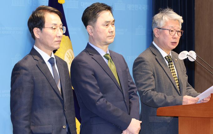 더불어민주당 비이재명계 모임인 '원칙과 상식' 의원들이 지난 10일 국회에서 탈당 기자회견을 하고 있다. 왼쪽부터 이원욱, 김종민, 조응천 의원. 연합뉴스