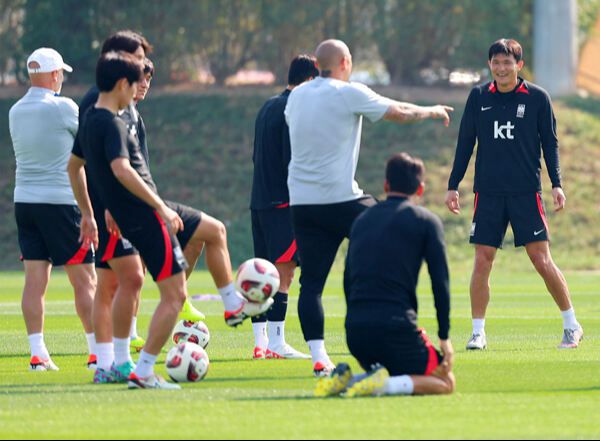 64년 만의 아시안컵 우승에 도전하는 축구대표팀의 차두리 코치가 11일(현지시간) 카타르 도하 알에글라 훈련장에서 선수들 훈련을 지도하고 있다. 연합뉴스