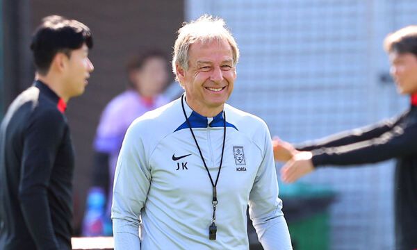 2023 아시안컵 바레인과의 예선전을 하루 앞둔 14일(현지시간) 카타르 도하 알에글라 훈련장에서 위르겐 클린스만 한국 축구대표팀 감독이 훈련 중인 선수들을 지켜보고 있다. 연합뉴스