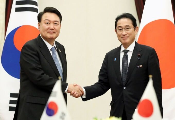 윤석열 대통령과 기시다 후미오 일본 총리가 2023년 7월 한·일 정상회담을 하기 전 기념촬영을 하고 있다. 세계일보 자료사진