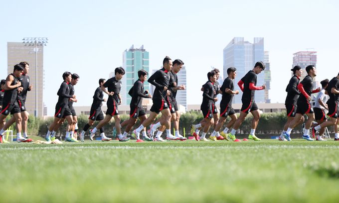 한국 축구대표팀 선수들이 14일 카타르 도하 알 에글라 트레이닝센터에서 본격적인 훈련에 앞서 가벼운 달리기로 몸을 풀고 있다. 도하=뉴시스