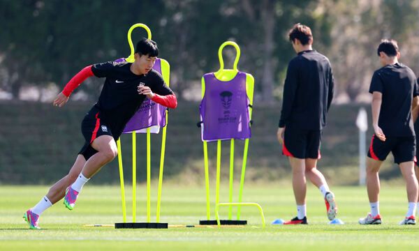 2023 아시안컵 바레인과의 예선전을 하루 앞둔 14일(현지시간) 카타르 도하 알에글라 훈련장에서 한국 축구대표팀 손흥민이 훈련을 하고 있다. 연합뉴스