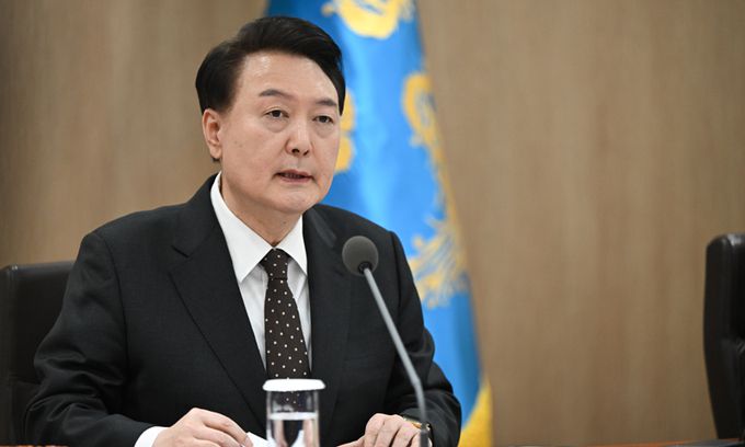 尹, 국무회의 주재 윤석열 대통령이 16일 서울 용산 대통령실 청사에서 국무회의를 주재하고 있다. 윤 대통령은 이날 국무회의에서 북한 김정은 국무위원장이 남북 관계를 ‘적대적 두 국가’로 규정한 데 대해 “북한 정권 스스로가 반민족적이고 반역사적인 집단이라는 사실을 자인한 것”이라고 비판했다. 이재문 기자