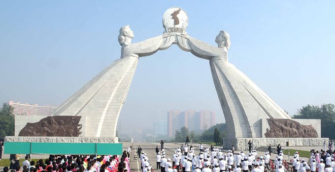 없어질 김일성 업적 북한 평양 남쪽에 있는 조국통일 3대헌장 기념탑. 김정은 국무위원장은 이 기념탑 철거를 지시한 것으로 전해졌다. 세계일보 자료사진