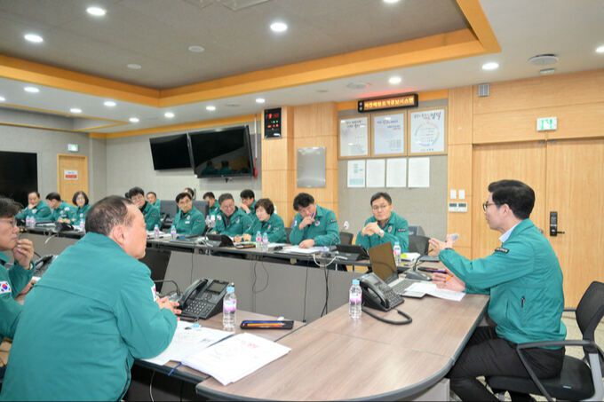 김광열(왼쪽) 영덕군수가 아프리카돼지열병 관련 긴급 대책회의를 주재하고 있다. 영덕군 제공