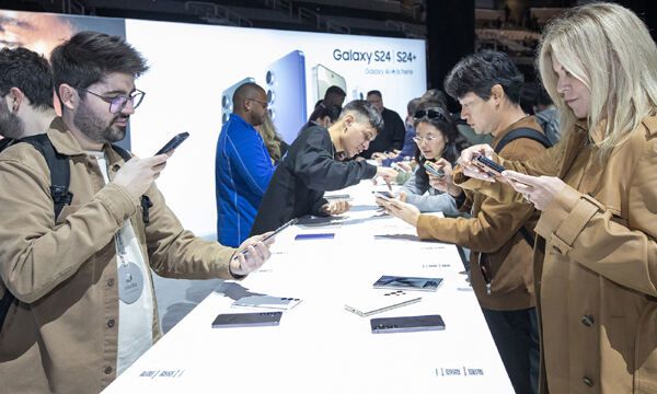 17일(현지시간) 미국 새너제이에 위치한 SAP센터에서 개최된 ‘갤럭시 언팩 2024’에서 관람객이 ‘갤럭시 S24’ 시리즈 제품을 체험하고있다. 삼성전자 제공
