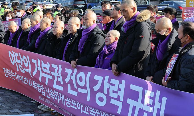 10.29 이태원 참사 유가족들이 18일 서울 용산 대통령실 앞에서 국민의힘 거부권 행사 건의에 대한 규탄 입장을 표명 기자회견을 하고 있다. 뉴스1