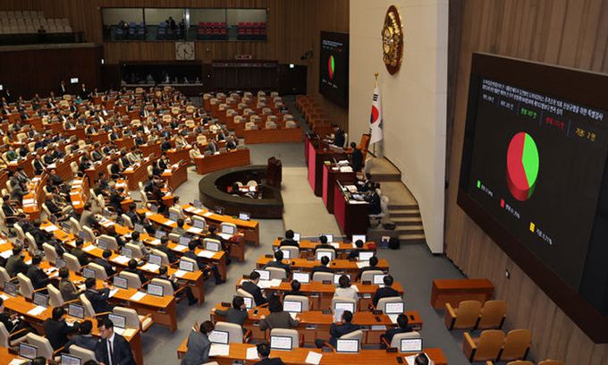 지난 9일 서울 여의도 국회 본회의장에서 열린 제411회국회(임시회) 4차 본회의에서 대통령 배우자 김건희의 도이치모터스 주가조작 의혹 진상규명을 위한 특별검사 임명 등에 관한 법률안 재의의 건이 부결되고 있다. 뉴시스