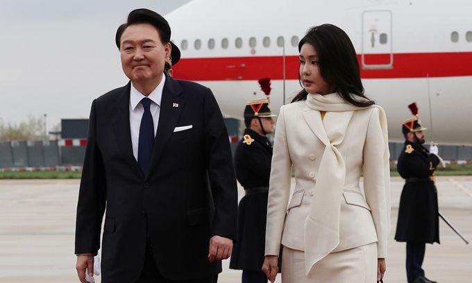 윤석열 대통령과 부인 김건희 여사가 지난 2023년 11월 23일(현지시간) 파리 오를리 국제공항에 도착, 전용기인 공군 1호기에서 내린 뒤 이동하고 있다. 연합뉴스