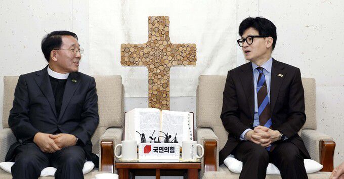 국민의힘 한동훈 비상대책위원장이 19일 종로구 한국기독교교회협의회에서 김종생 총무를 만나고 있다. 공동취재사진