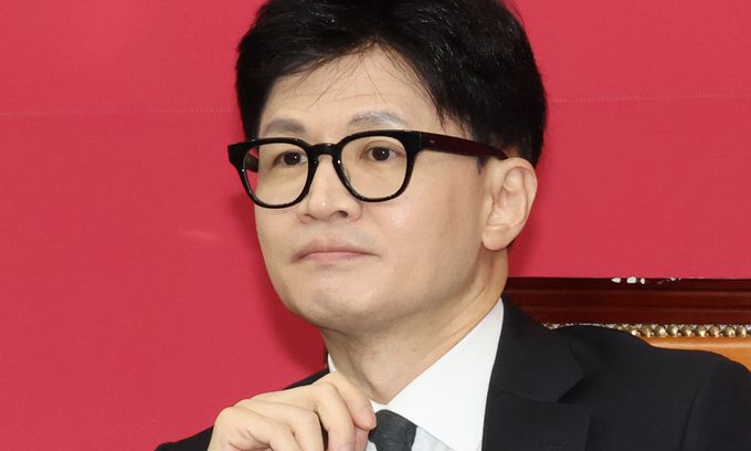 국민의힘 한동훈 비상대책위원장이 22일 국회에서 비대위 회의를 하고 있다. 한 위원장은 이날 출근길에서 기자들의 대통령실 사퇴 요구에 대한 질문에 "제 임기는 총선 이후까지 이어지는 것으로 안다"고 말했다. 연합뉴스