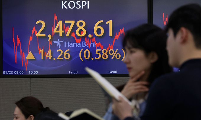 찔끔 오른 코스피 코스피가 전 거래일 대비 0.58% 오른 2478.61에 장을 마감한 23일 오후 서울 중구 명동 하나은행 딜링룸에서 딜러들이 업무를 보고 있다. 뉴시스