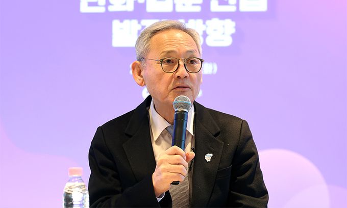 유인촌 문화체육관광부 장관이 23일 만화·웹툰 산업 발전 방향을 발표하고 있다. 뉴시스