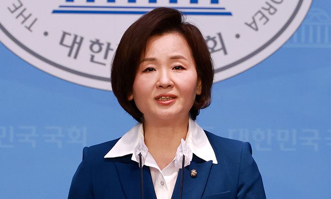 이수진 더불어민주당 의원이 지난 22일 서울 여의도 국회 소통관에서 제22대 총선 성남시 중원구 출마 선언 기자회견을 하고 있다. 뉴시스