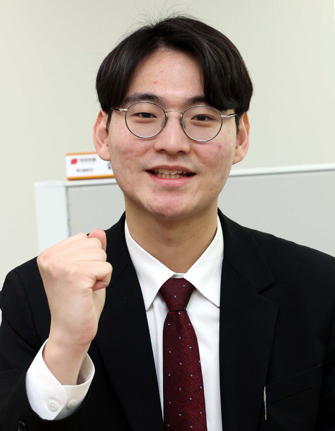 대구 중·남구 예비후보로 22대 총선 출사표를 던진 국민의힘 강사빈 상근부대변인이 지난 18일 서울 여의도 국회에서 진행한 세계일보와의 인터뷰에서 파이팅을 외치고 있다.  서상배 선임기자