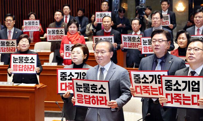 국민의힘 윤재옥 원내대표를 비롯한 의원들이 25일 오후 서울 여의도 국회에서 의원총회를 열고 중대재해처벌법 적용 2년 유예 법안 처리를 촉구하는 규탄대회를 하고 있다. 앞줄 왼쪽부터 윤 원내대표, 김성원 의원, 이양수 원내수석부대표. 서상배 선임기자