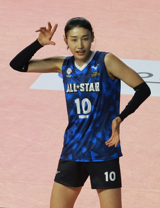 27일 오후 인천 부평구 인천삼산월드체육관에서 열린 프로배구 '2023-2024 도드람 V리그 올스타전 ' K-스타와 V-스타의 남자부 경기에서 V-스타 김연경이 춤을 추며 세리머니를 하고 있다.    연합뉴스